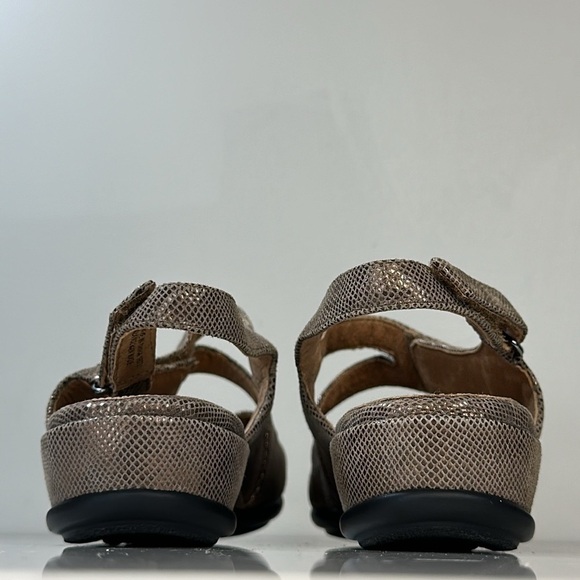 Clarks Tiffani Aldora Embossed Leather Sandals Size 8 - Picture 7 of 16